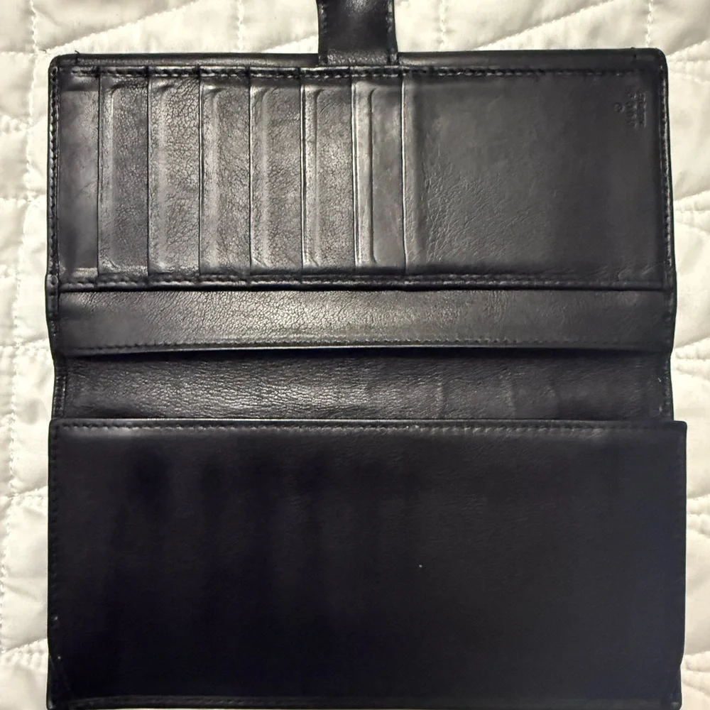 Black Vintage Gucci Leather Wallet- Gold Emblem - Picture 11 of 13